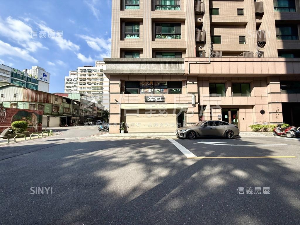 近家樂福黃金三角窗店面房屋室內格局與周邊環境