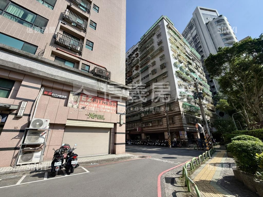 近家樂福黃金三角窗店面房屋室內格局與周邊環境