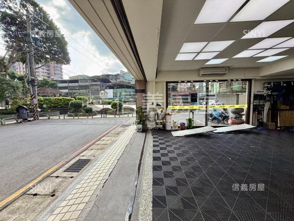 近家樂福黃金三角窗店面房屋室內格局與周邊環境