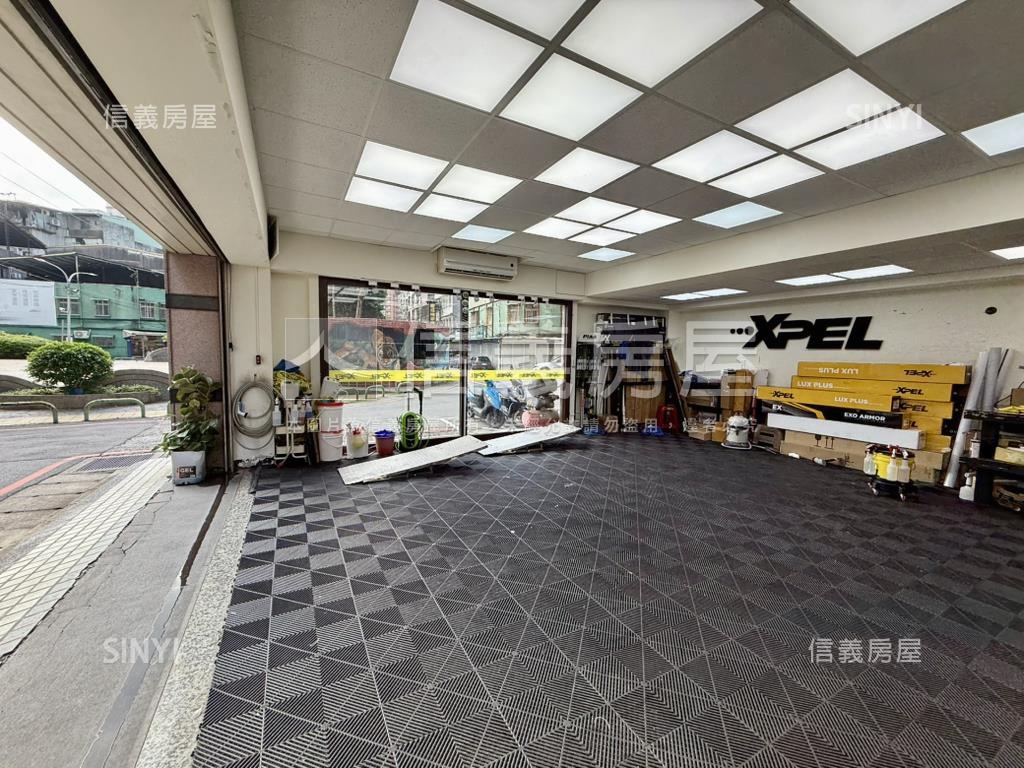 近家樂福黃金三角窗店面房屋室內格局與周邊環境