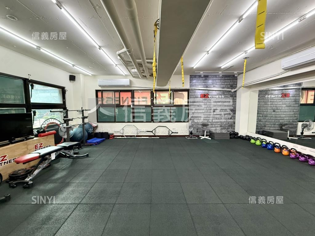 近家樂福黃金三角窗店面房屋室內格局與周邊環境