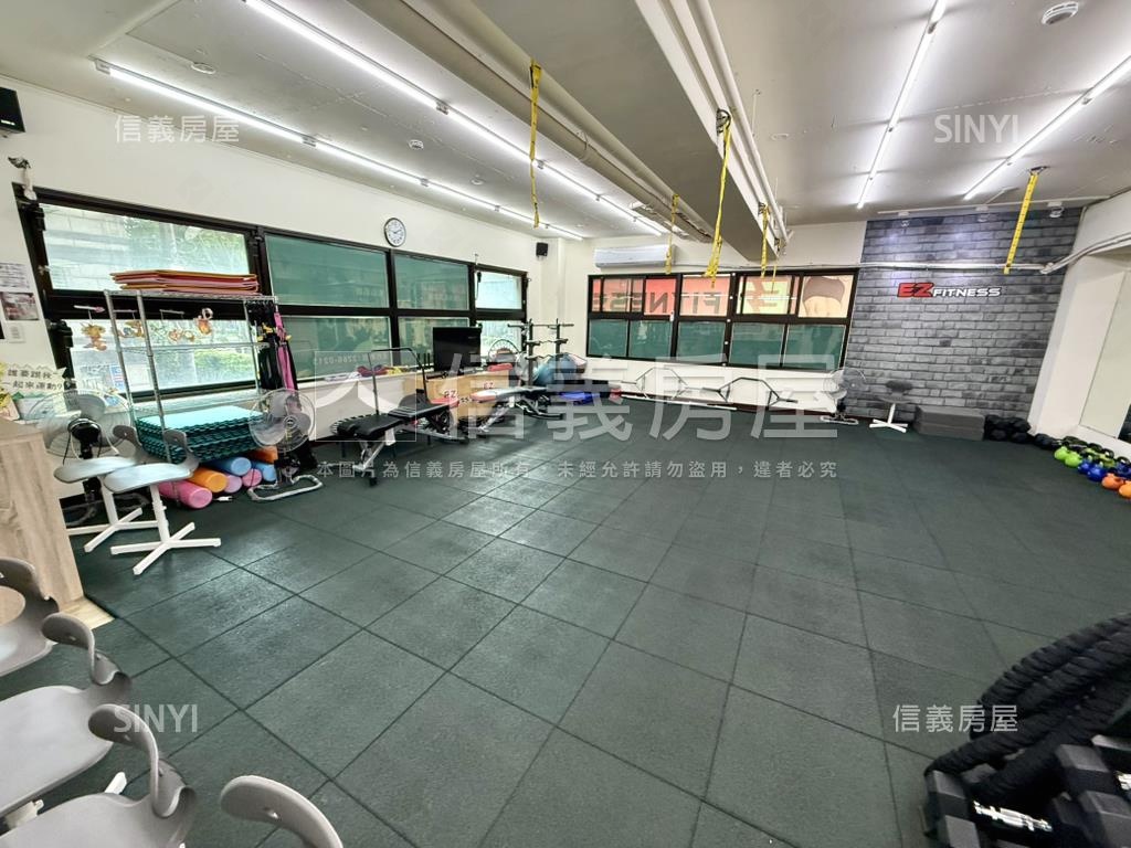 近家樂福黃金三角窗店面房屋室內格局與周邊環境