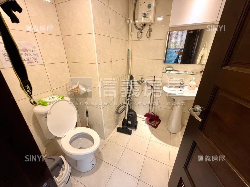 近家樂福黃金三角窗店面房屋室內格局與周邊環境