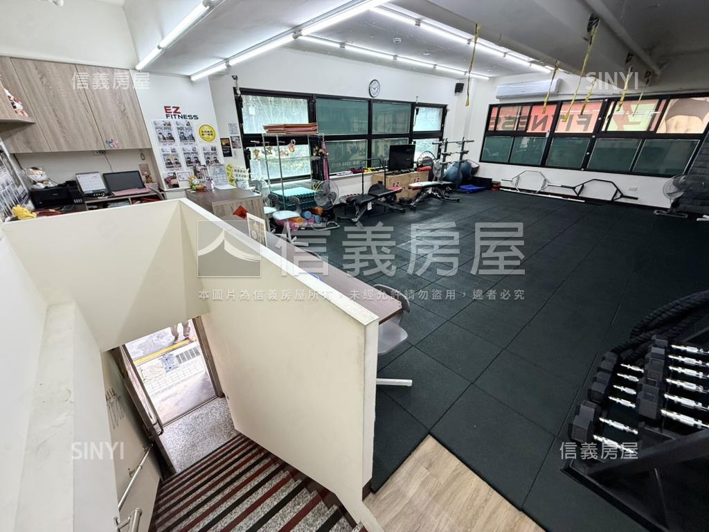 近家樂福黃金三角窗店面房屋室內格局與周邊環境