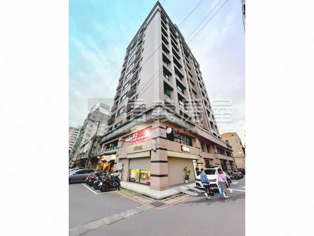 近家樂福黃金三角窗店面房屋室內格局與周邊環境