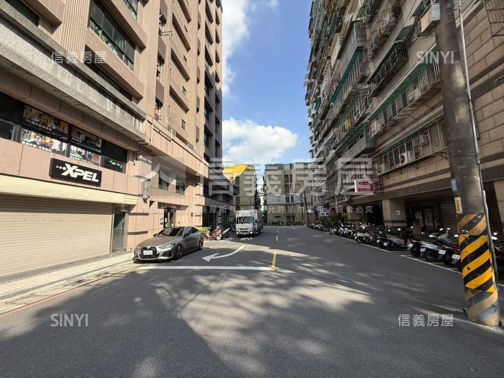 近家樂福黃金三角窗店面房屋室內格局與周邊環境