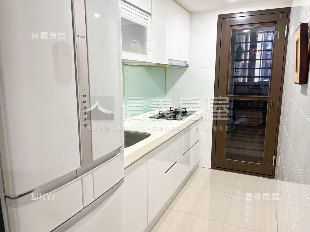 輕時代山景三房車位房屋室內格局與周邊環境