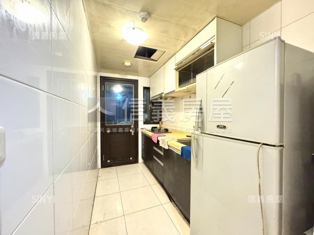 美麗歐洲高樓明亮兩房房屋室內格局與周邊環境