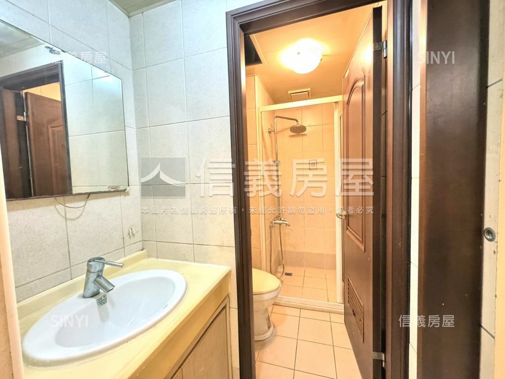 美麗歐洲高樓明亮兩房房屋室內格局與周邊環境