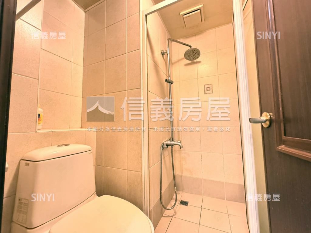 美麗歐洲高樓明亮兩房房屋室內格局與周邊環境