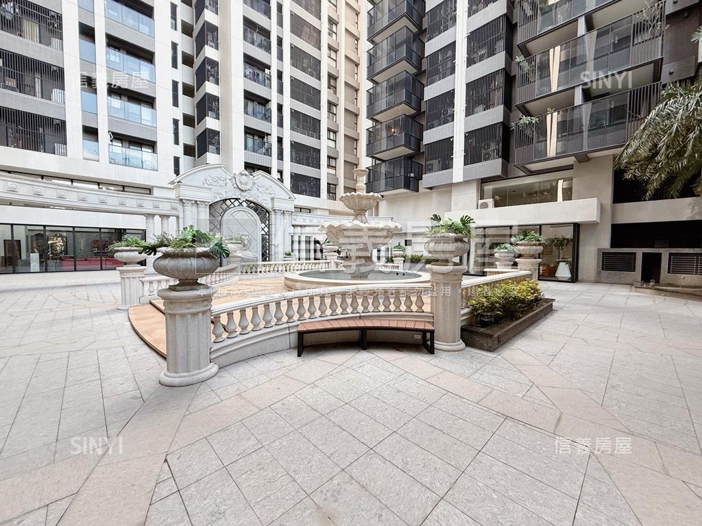 輕屋齡高醫商圈３房車位房屋室內格局與周邊環境