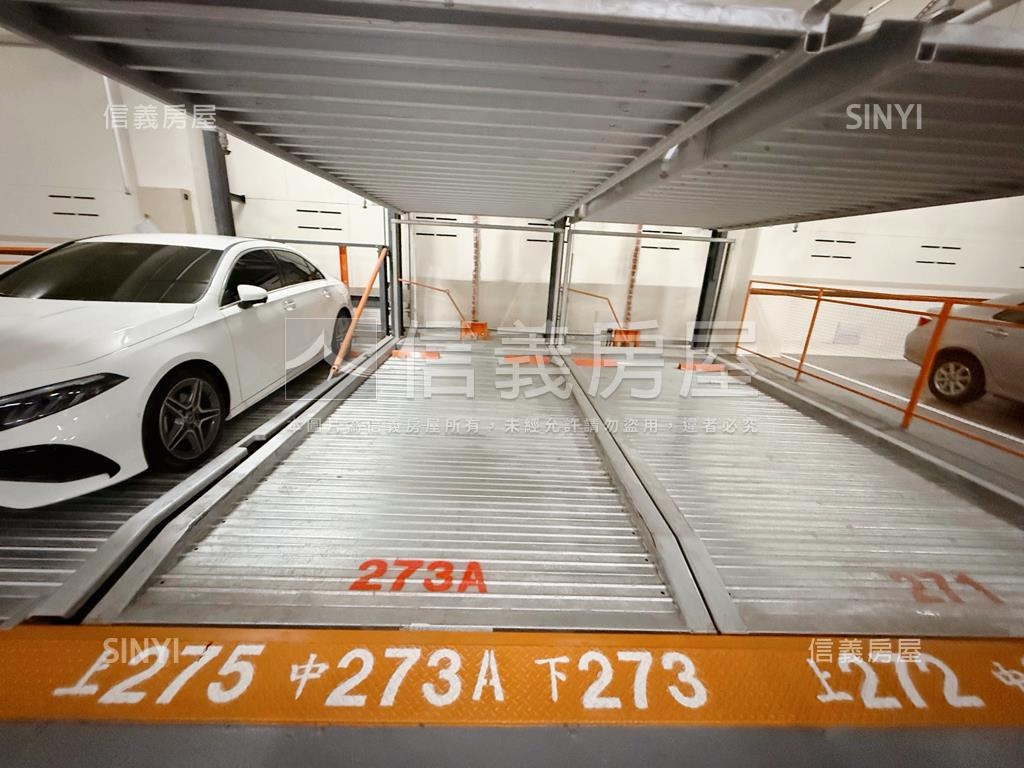 輕屋齡高醫商圈３房車位房屋室內格局與周邊環境