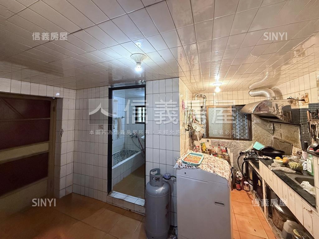 鳳山活巷邊間透天房屋室內格局與周邊環境