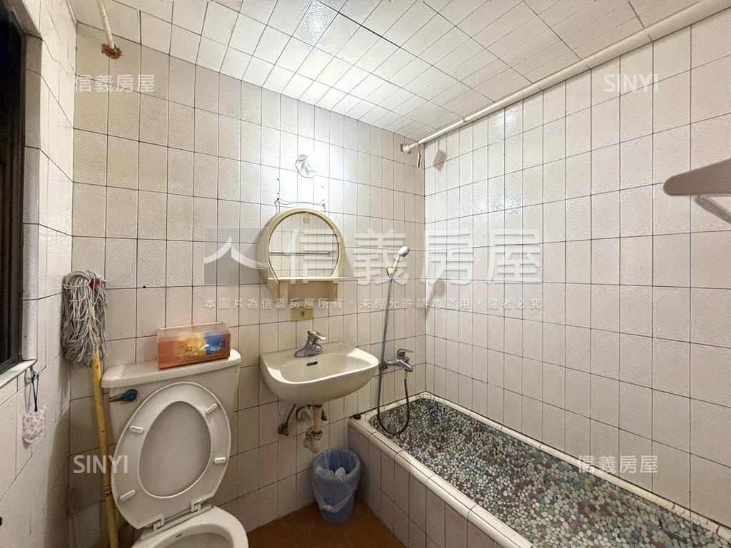 鳳山活巷邊間透天房屋室內格局與周邊環境