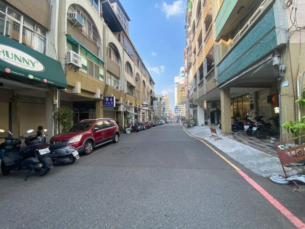 站前衛民街｜熱鬧商圈店住房屋室內格局與周邊環境