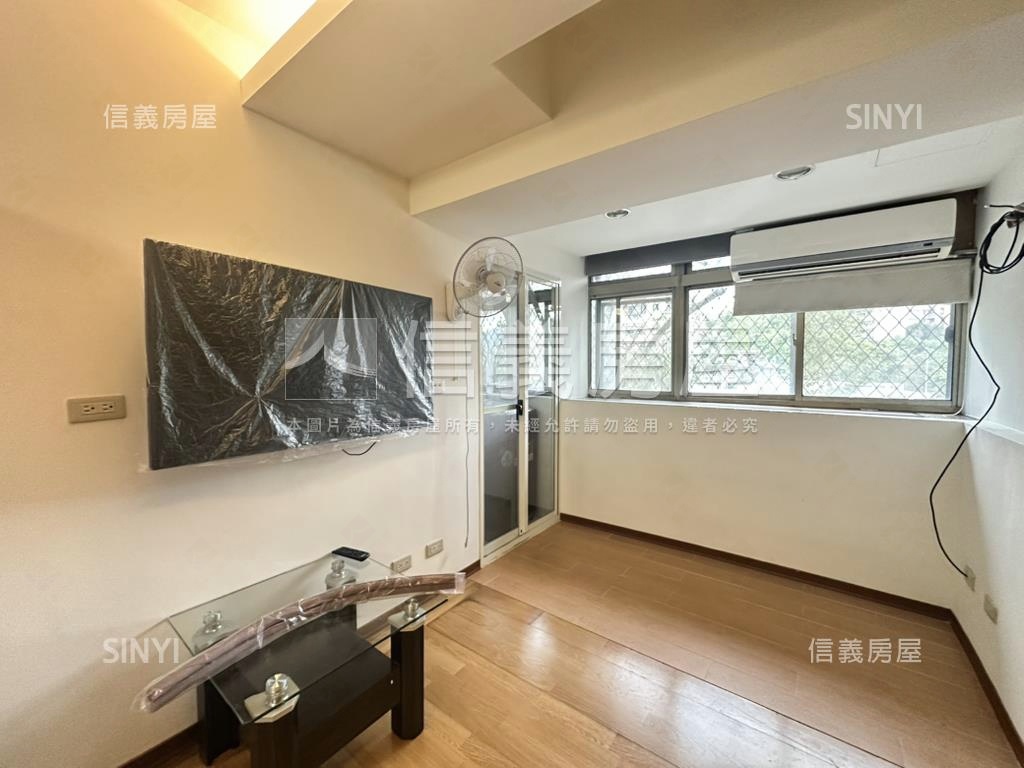 萬美社區一卡皮箱入住房屋室內格局與周邊環境