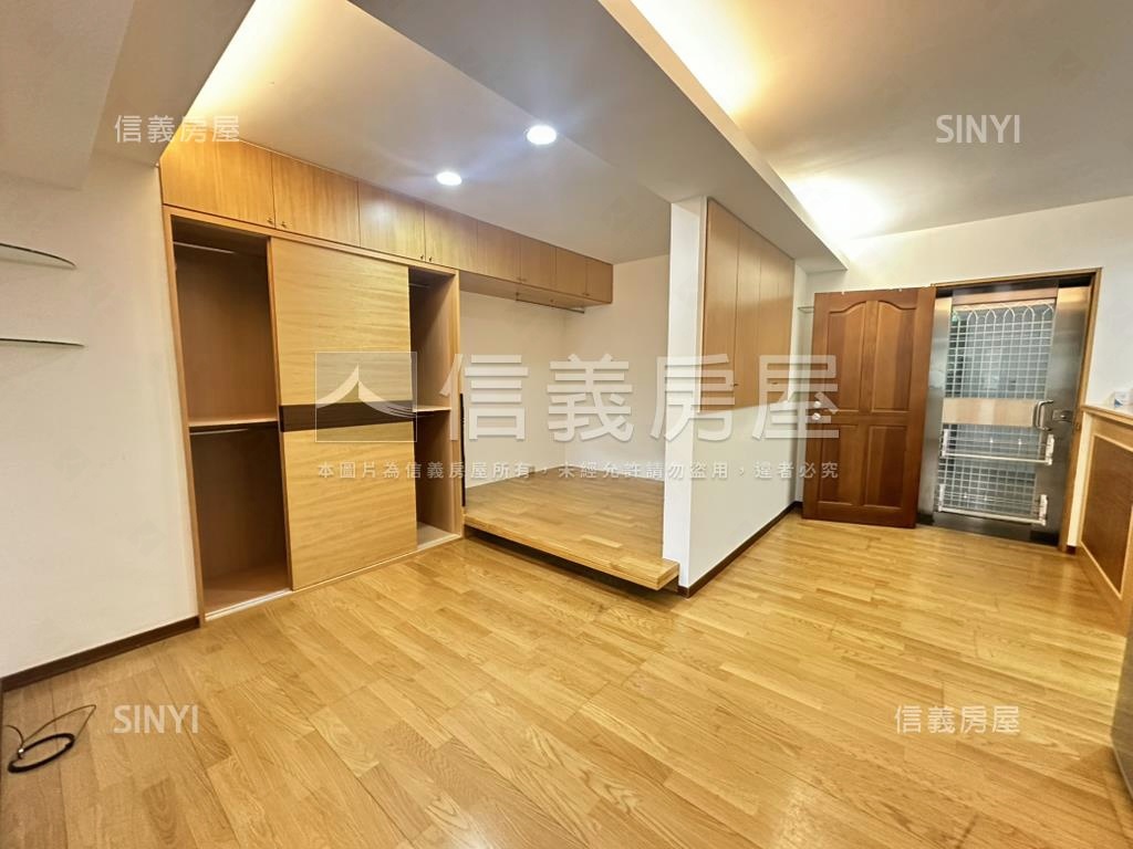 萬美社區一卡皮箱入住房屋室內格局與周邊環境