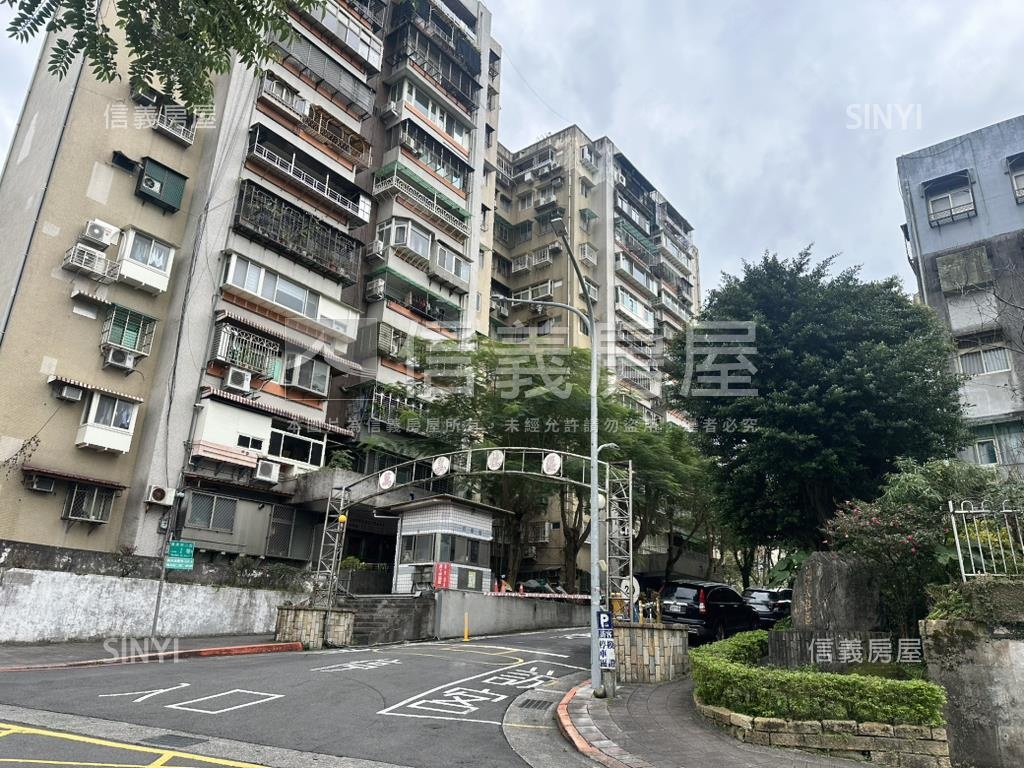 萬美社區一卡皮箱入住房屋室內格局與周邊環境