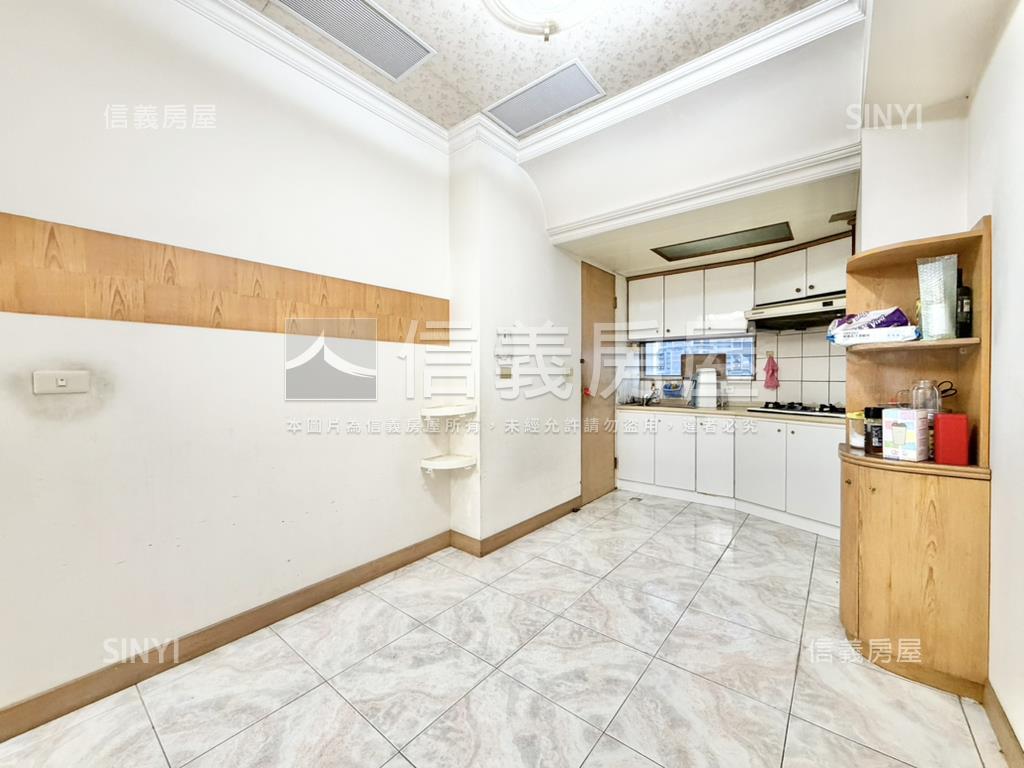 明星海山學區三房坡平車位房屋室內格局與周邊環境