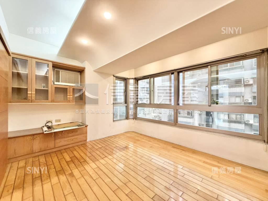 明星海山學區三房坡平車位房屋室內格局與周邊環境