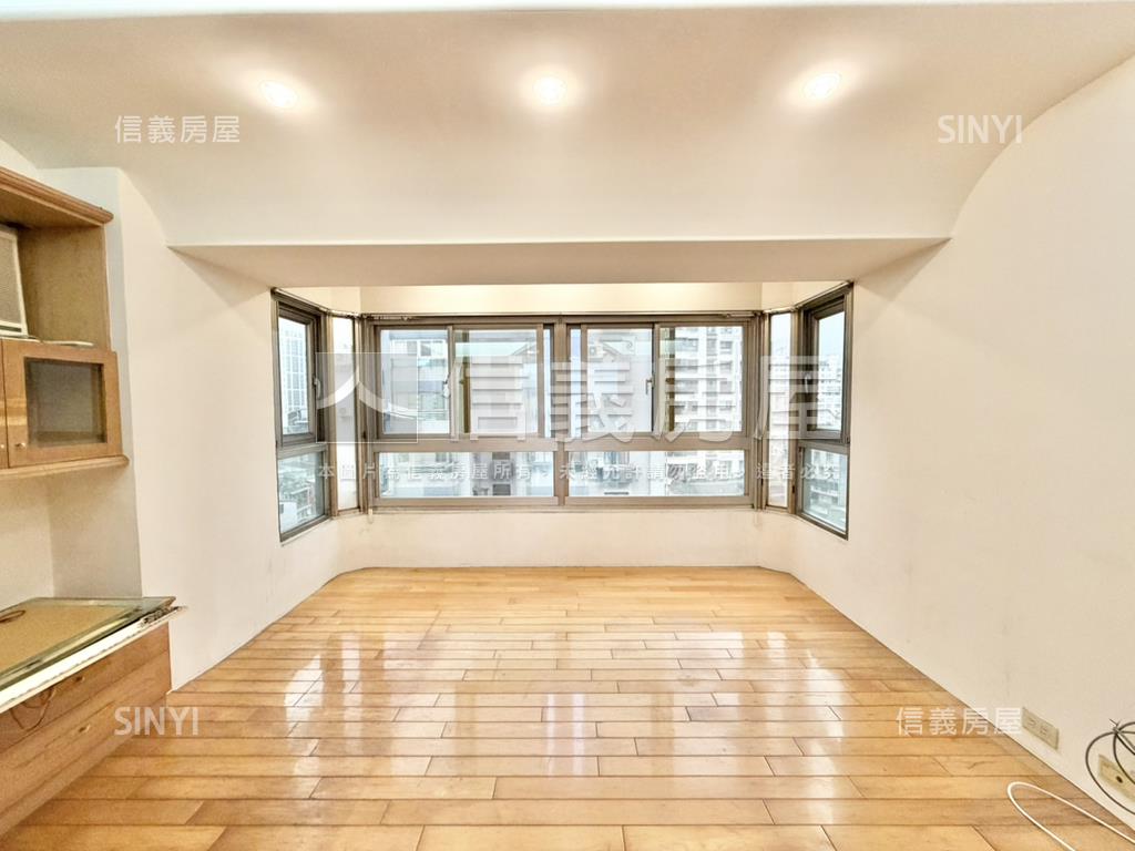 明星海山學區三房坡平車位房屋室內格局與周邊環境