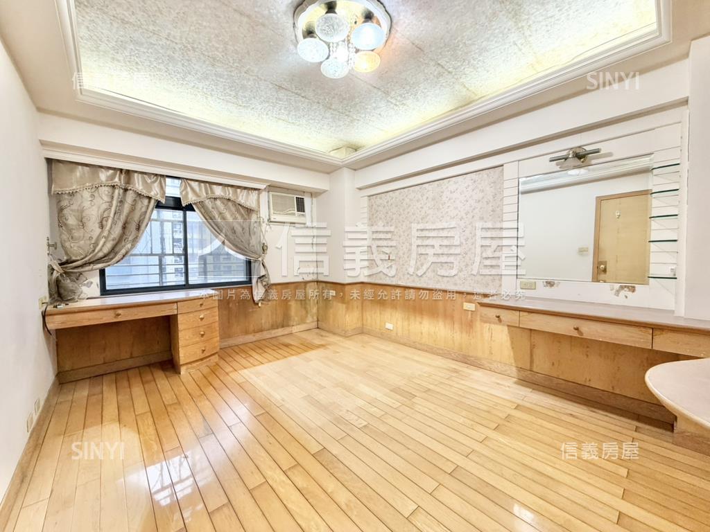 明星海山學區三房坡平車位房屋室內格局與周邊環境