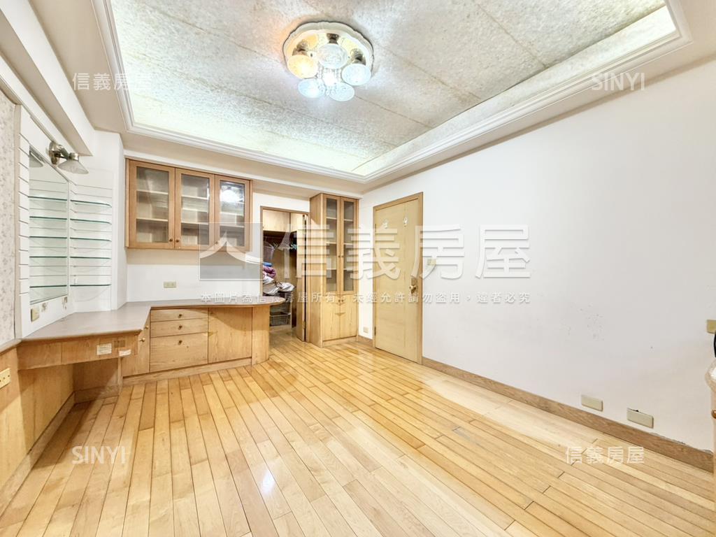 明星海山學區三房坡平車位房屋室內格局與周邊環境