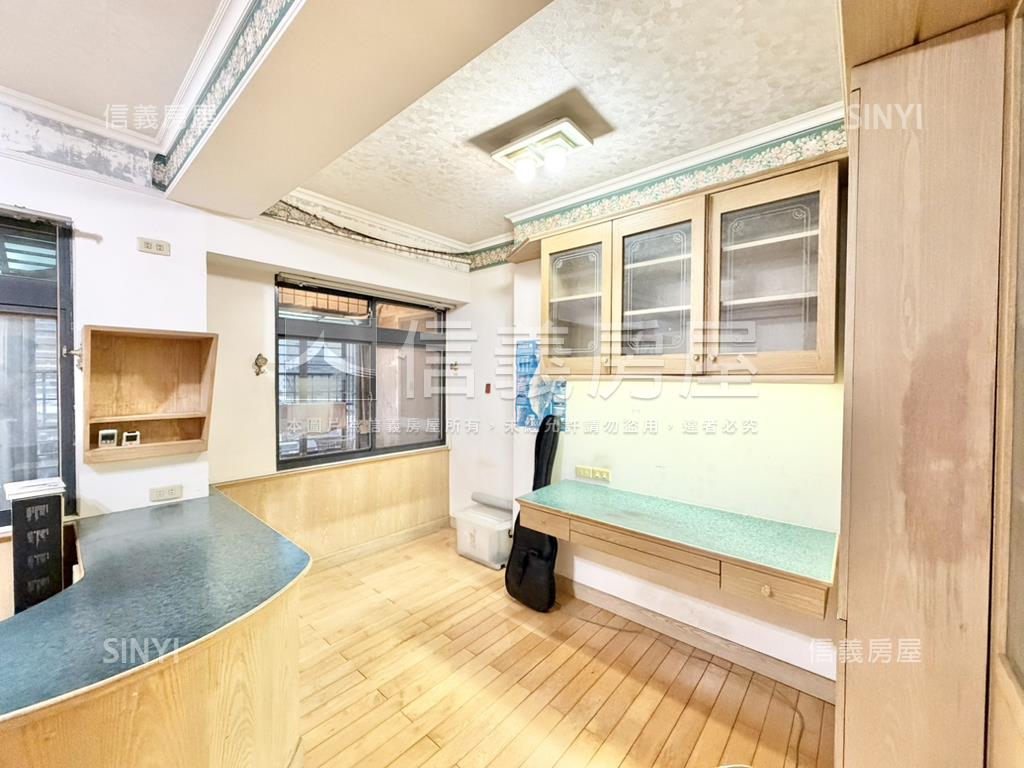 明星海山學區三房坡平車位房屋室內格局與周邊環境