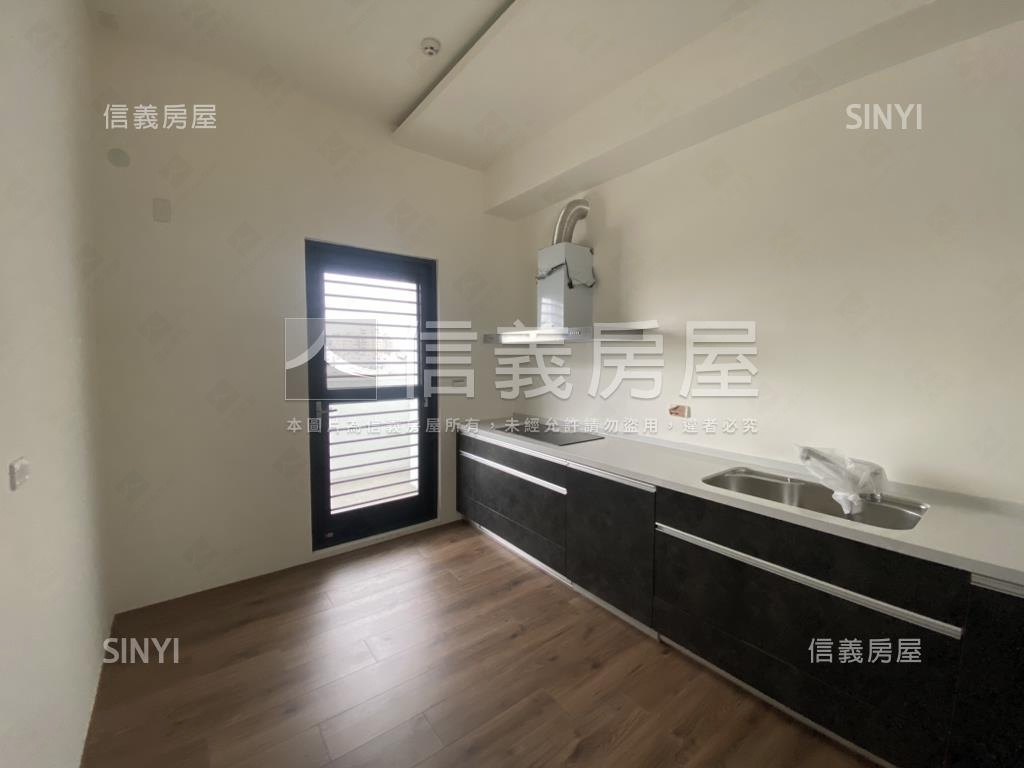 東區全新頂樓一層一戶華廈房屋室內格局與周邊環境