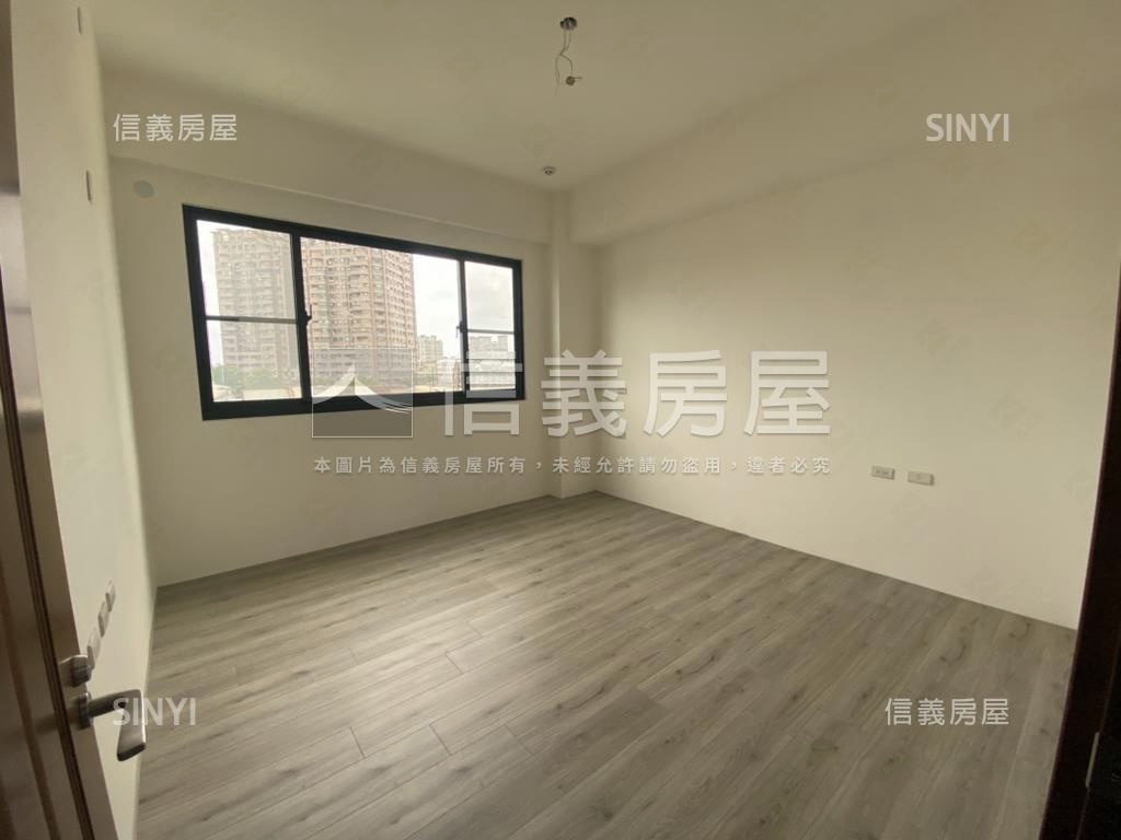 東區全新頂樓一層一戶華廈房屋室內格局與周邊環境