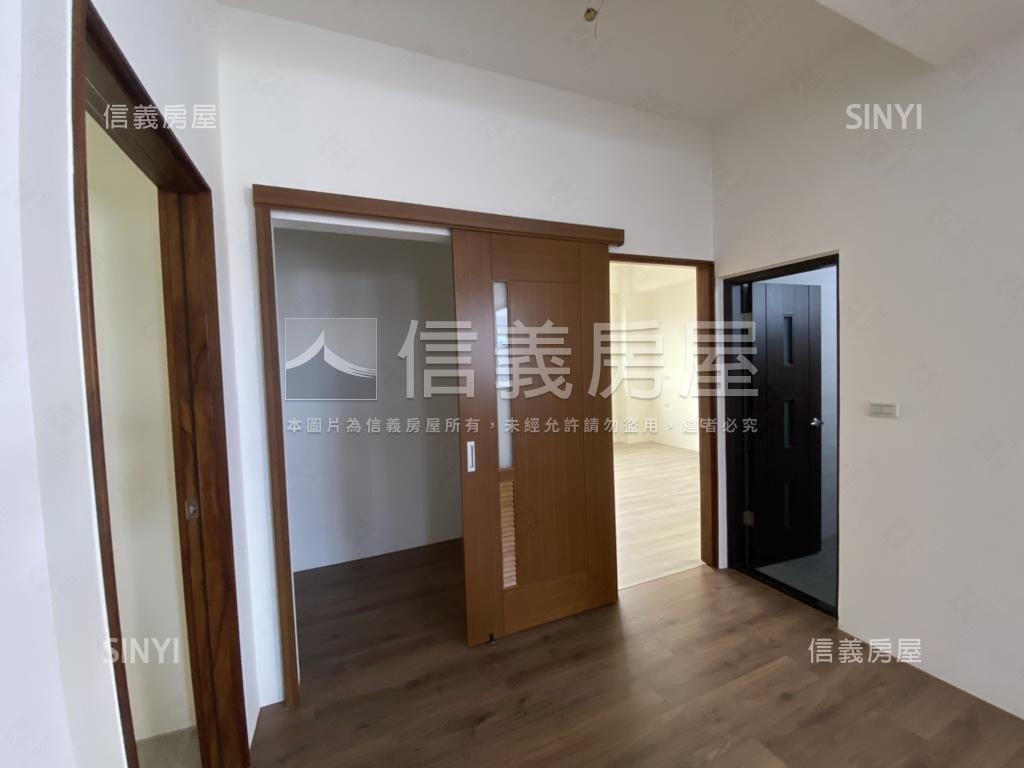 東區全新頂樓一層一戶華廈房屋室內格局與周邊環境