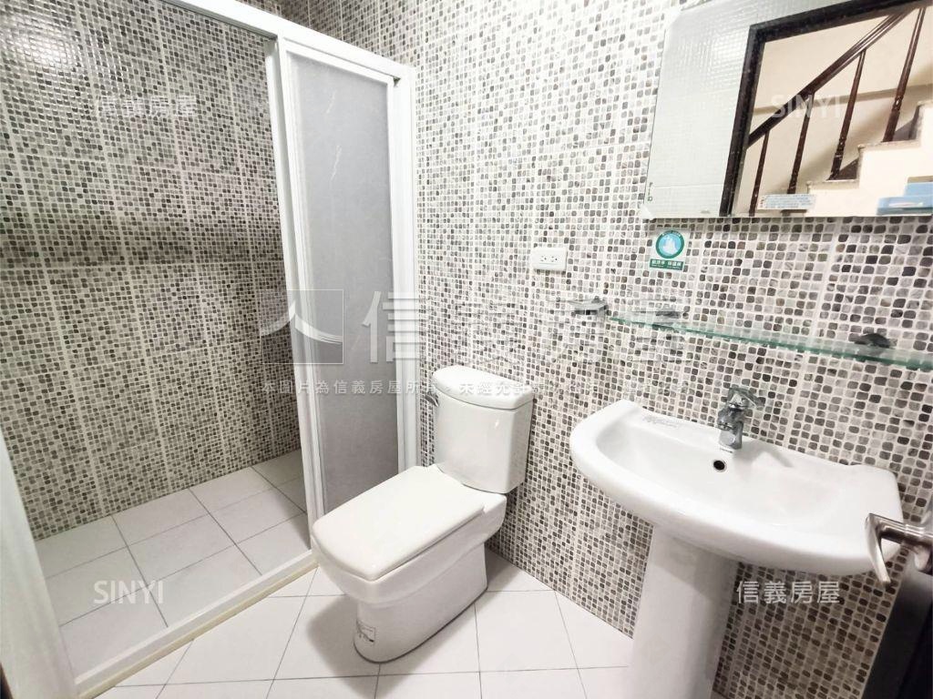 青埔花町墅輕屋齡六房車墅房屋室內格局與周邊環境