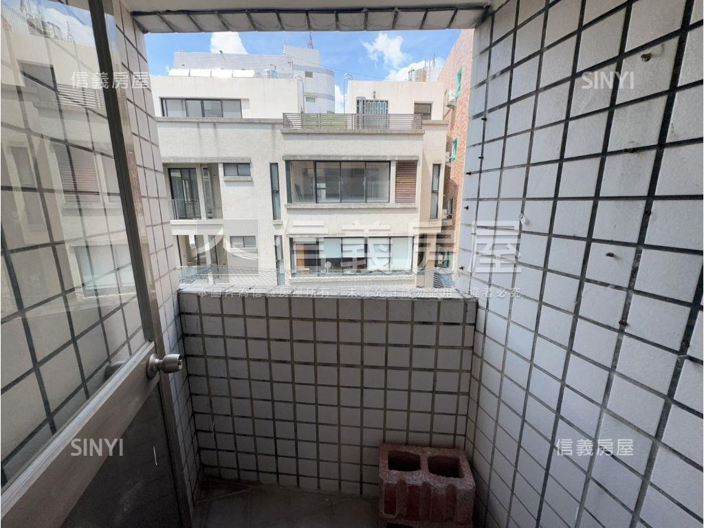 西屯電梯邊間雙陽台二房房屋室內格局與周邊環境