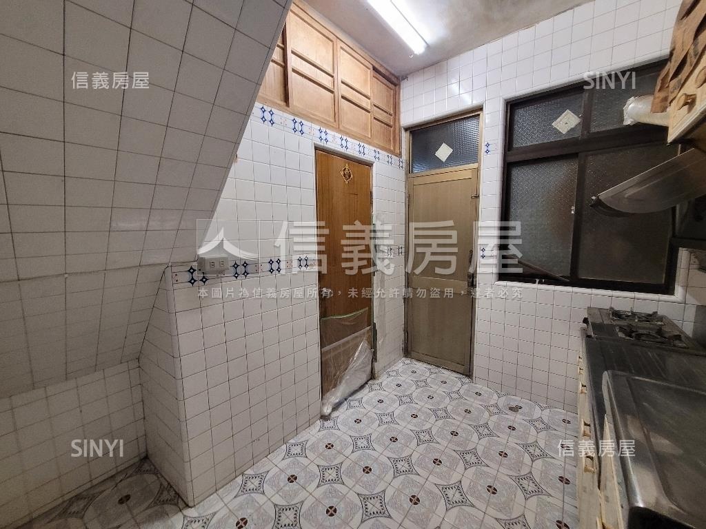 近美術館低總價透天房屋室內格局與周邊環境