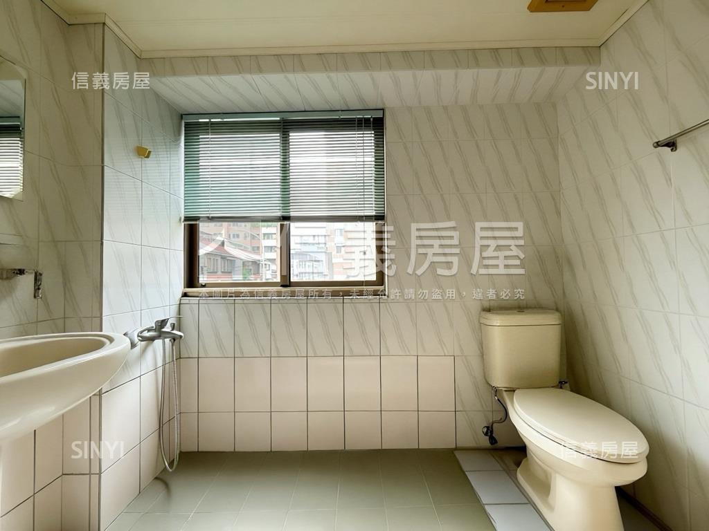 推薦南屯大面寬角間金店面房屋室內格局與周邊環境