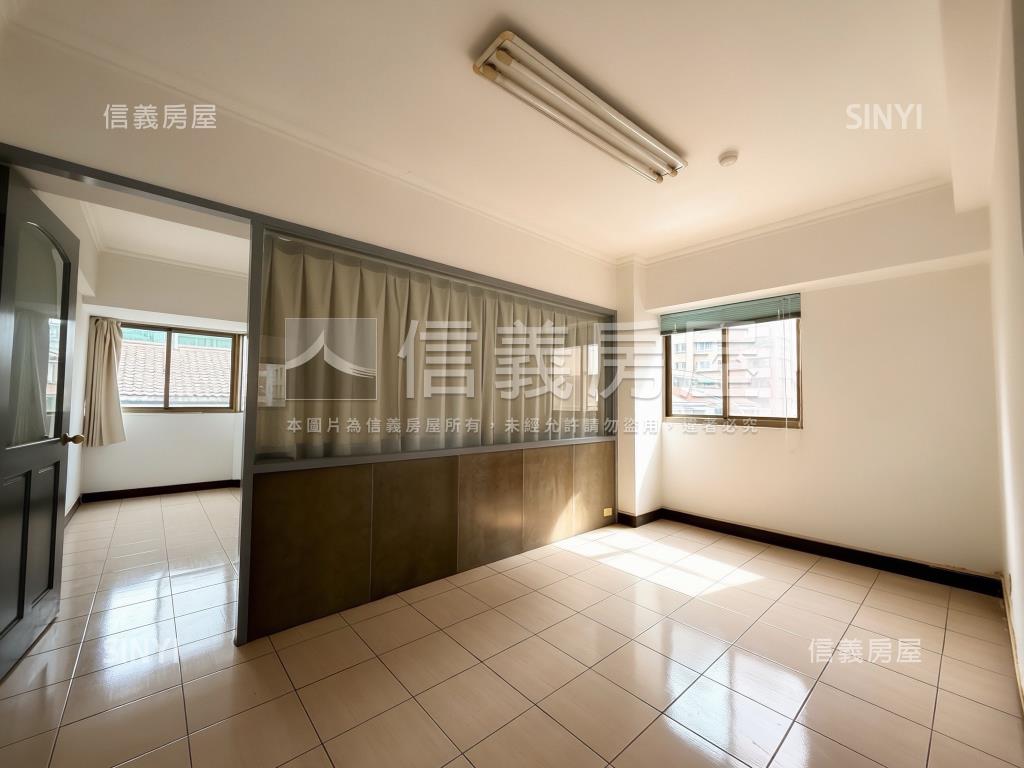 推薦南屯大面寬角間金店面房屋室內格局與周邊環境