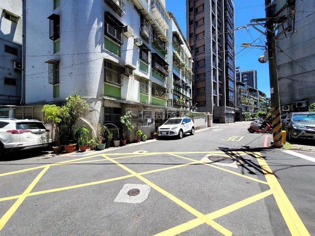 石牌公園捷運住辦一及二樓房屋室內格局與周邊環境