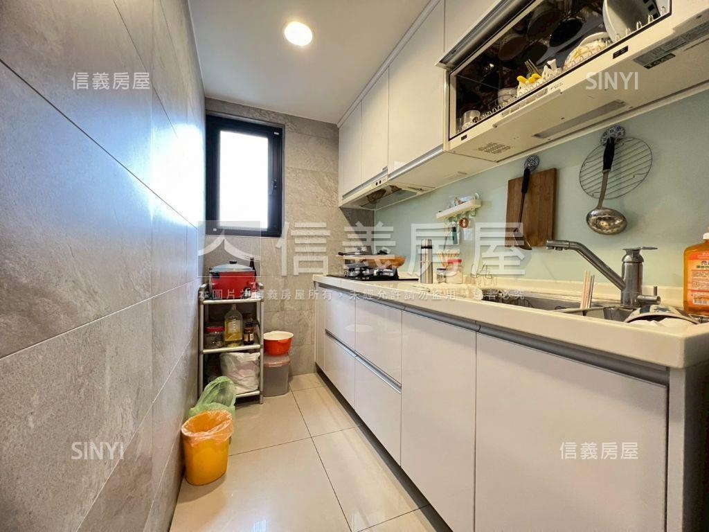 唯樂之丘帝王座兩房車位房屋室內格局與周邊環境