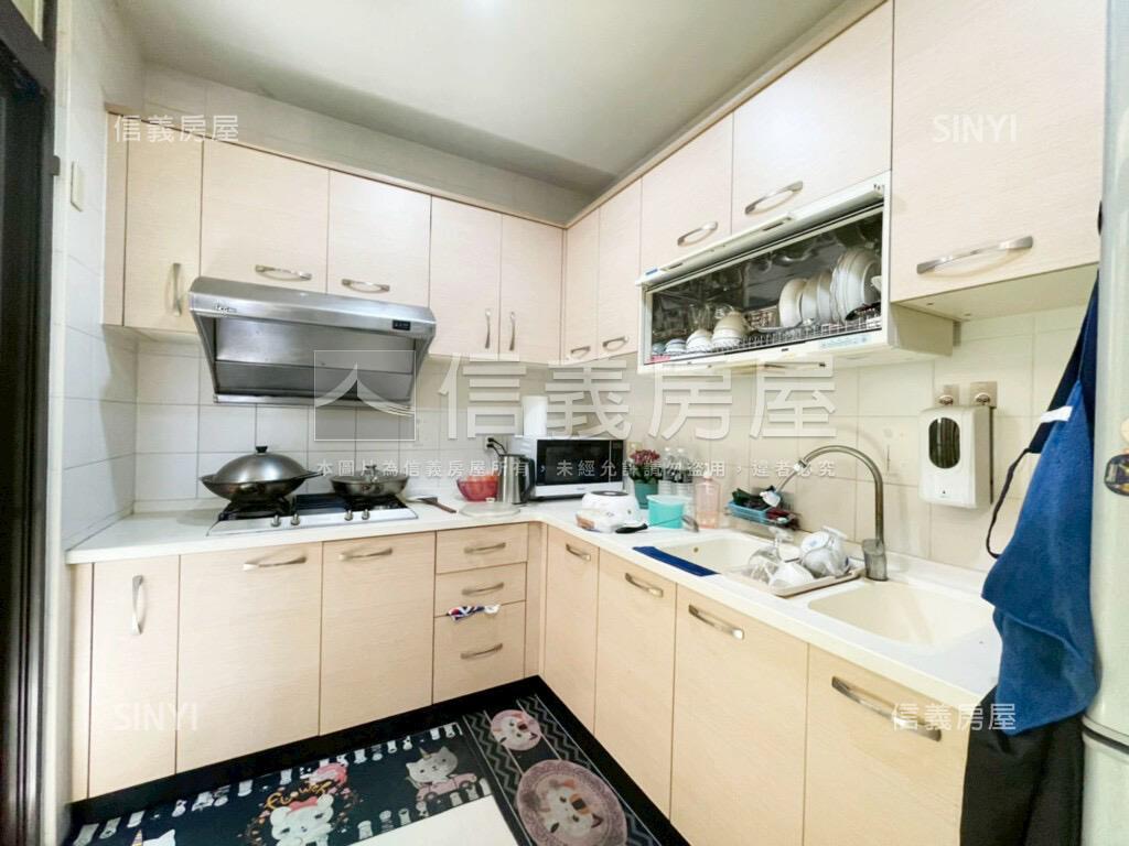 面球場店面透天房屋室內格局與周邊環境