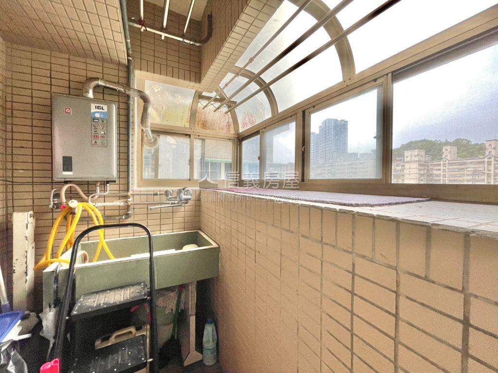 琉森公園美三房車位房屋室內格局與周邊環境