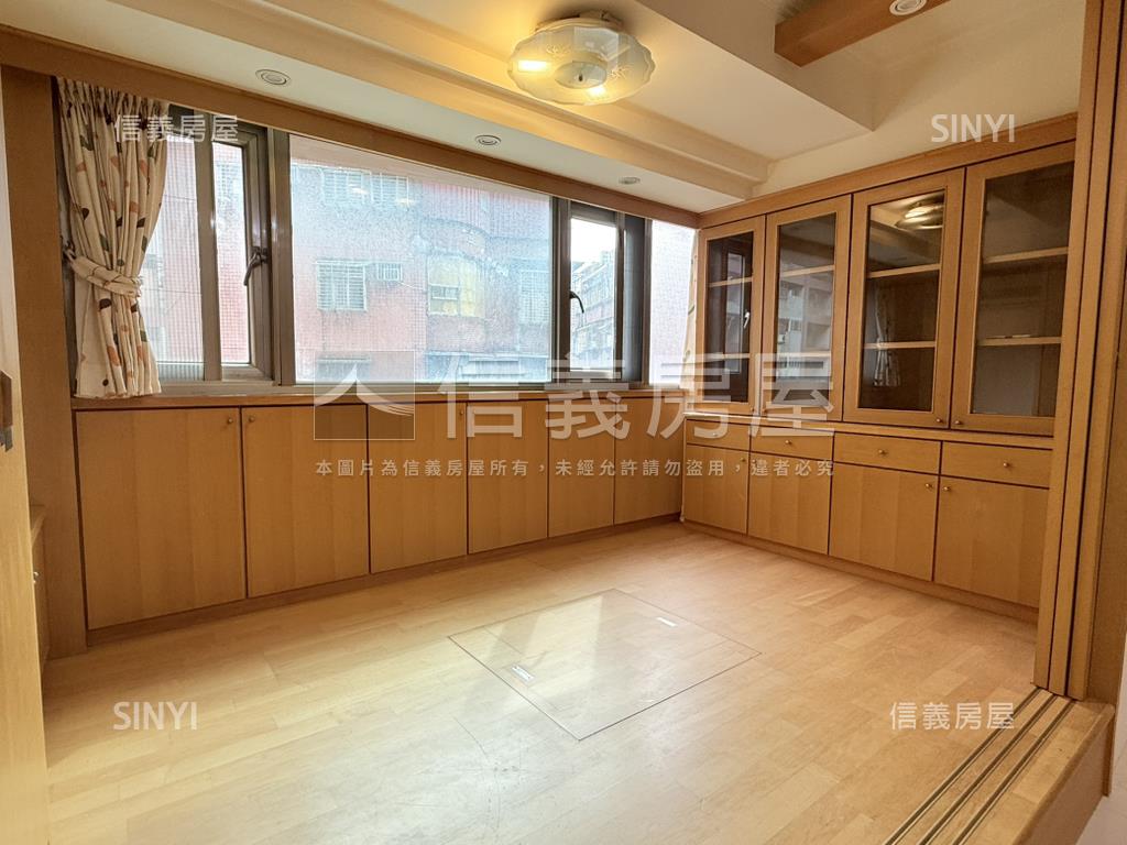 公園世紀邊間四房房屋室內格局與周邊環境
