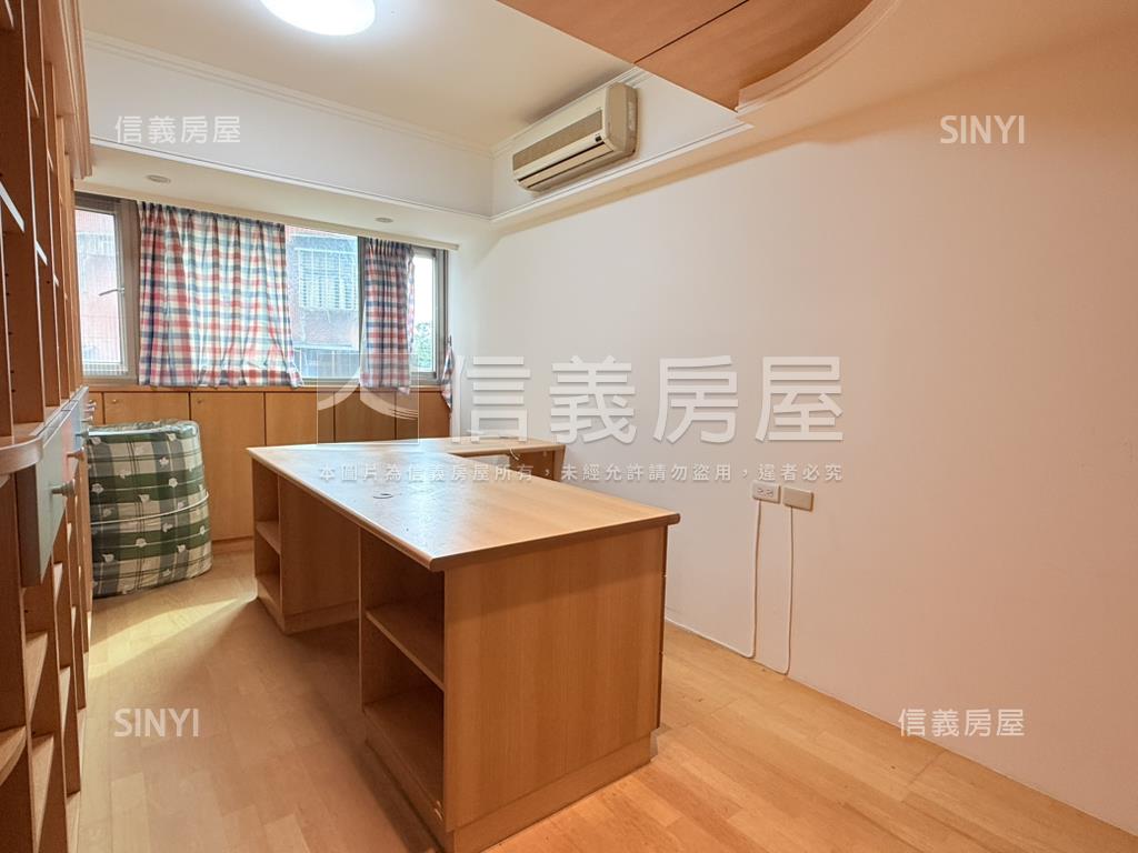 公園世紀邊間四房房屋室內格局與周邊環境