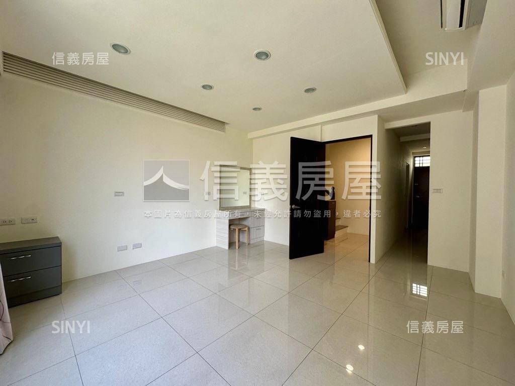 正１１期。公園別墅房屋室內格局與周邊環境