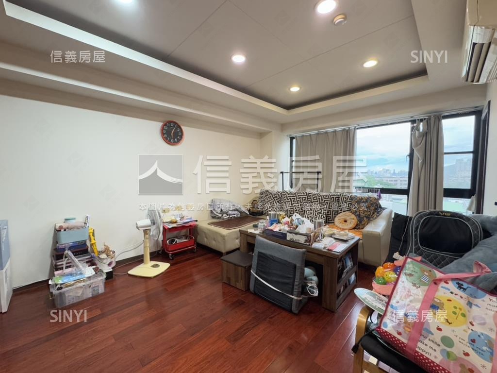 近家樂福兩房兩衛車位房屋室內格局與周邊環境