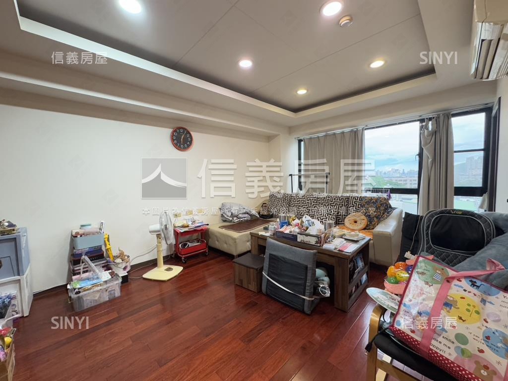 近家樂福兩房兩衛車位房屋室內格局與周邊環境