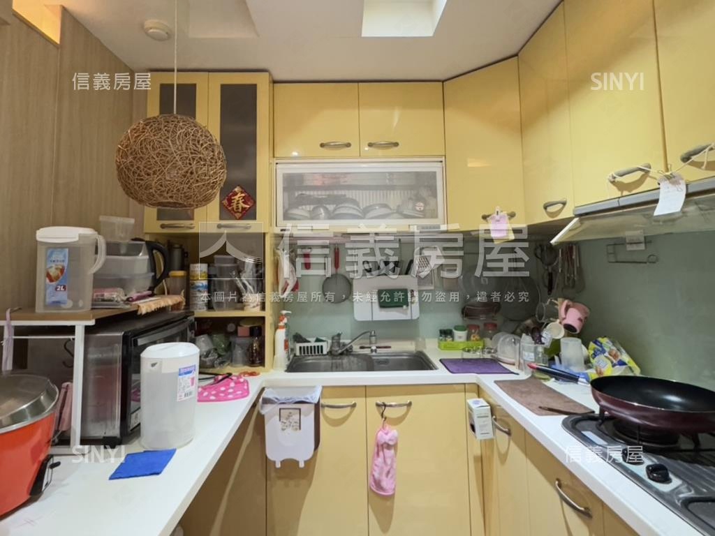 近家樂福兩房兩衛車位房屋室內格局與周邊環境