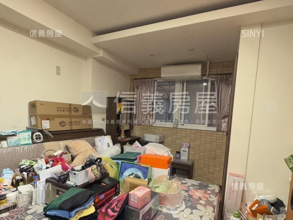 近家樂福兩房兩衛車位房屋室內格局與周邊環境