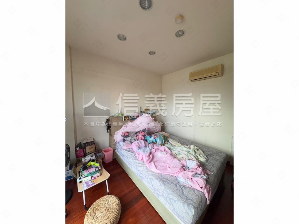 近家樂福兩房兩衛車位房屋室內格局與周邊環境