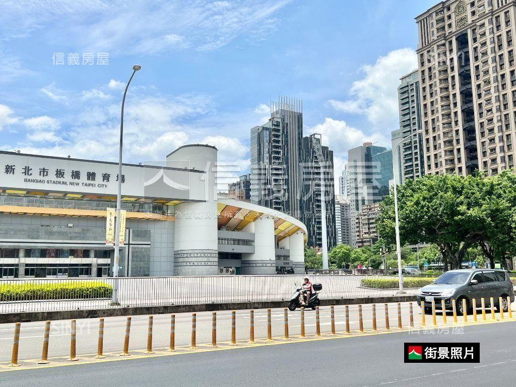 新站尊爵四房車位房屋室內格局與周邊環境