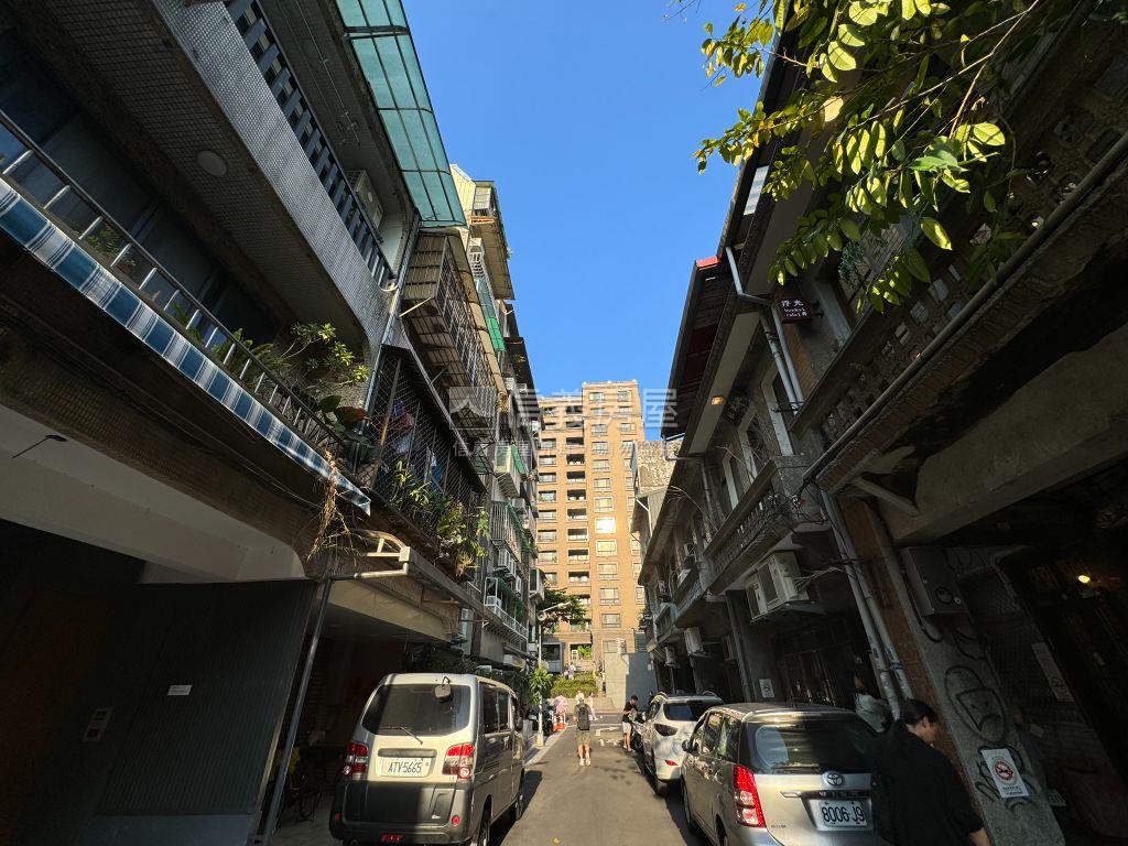 中山站出口旁公寓２房房屋室內格局與周邊環境